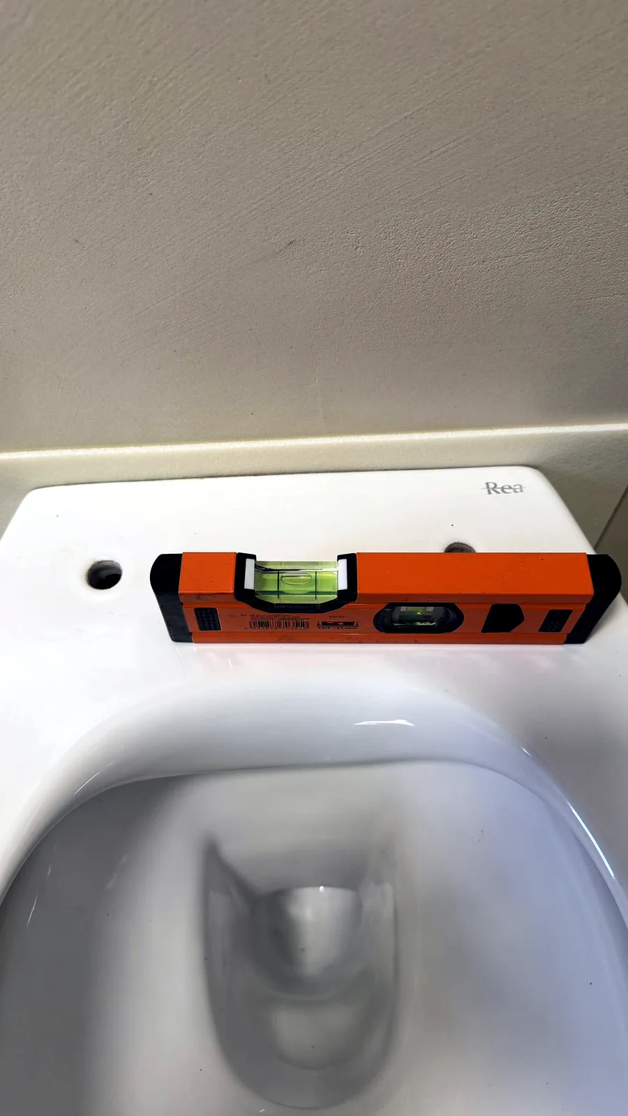Montaż WC — wypoziomowane